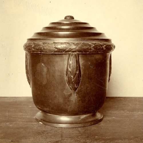 Photograph of Armauer Hansen’s urn. Leprosy Museum St. Jørgen's Hospital.