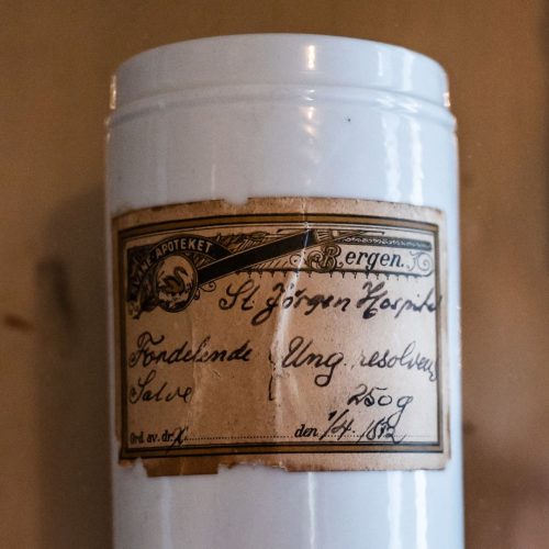 Ointment jar from Svaneapoteket apothecary. Photo: Bergen City Museum.