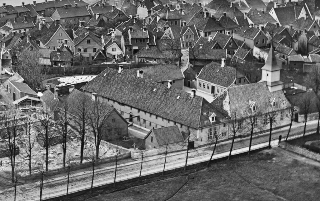 St. Jørgens Hospital ca 1880. Foto: Knud Knudsen. Utsnitt. Universitetsbiblioteket i Bergen.