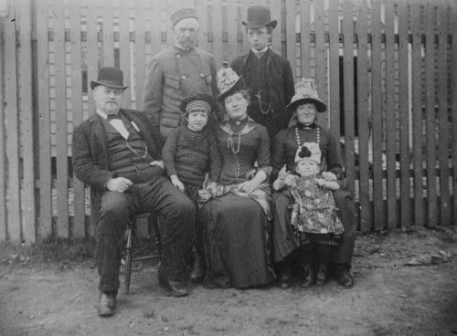 Dr. Nicoll with family. Cropped photo: University of Bergen Library.