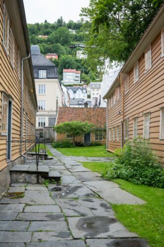 Baksiden av hovedbygningen og friskestuen. Foto: Bymuseet i Bergen.