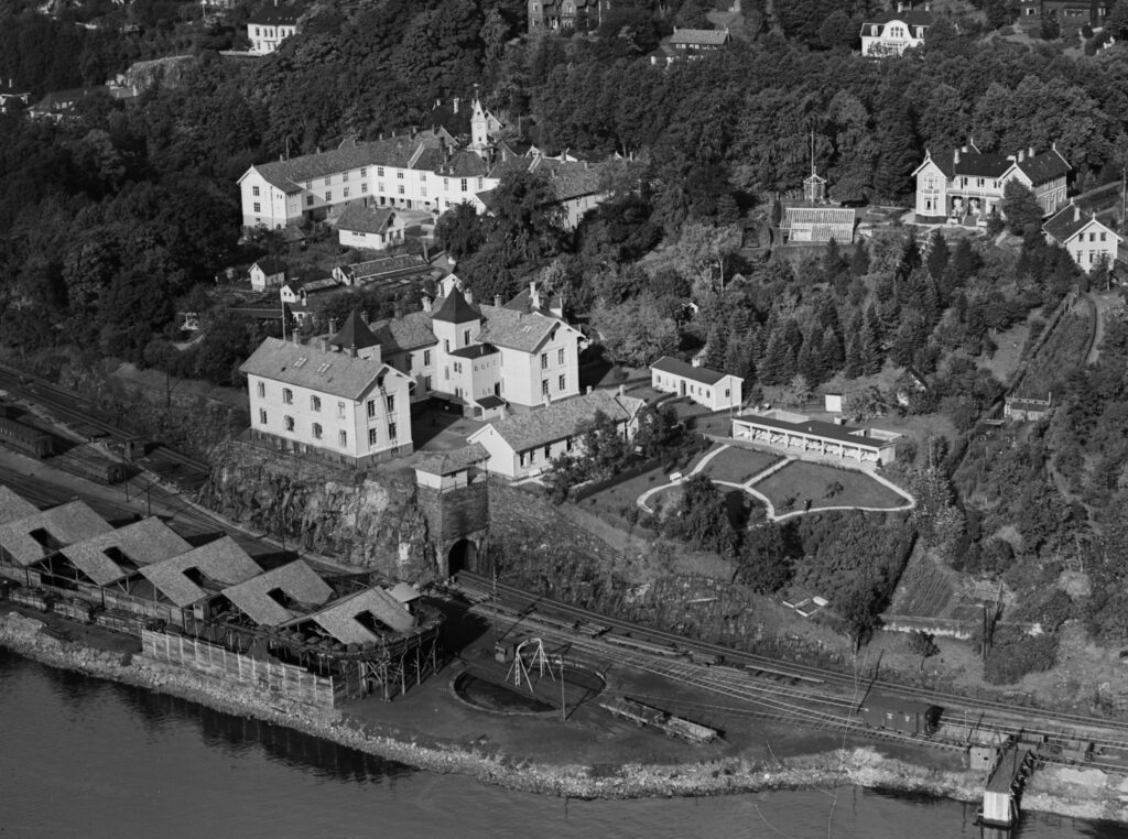 Flyfoto av Lungegården sykehus ca. 1935. Foto: Widerøe's Flyveselskap A/S. Utsnitt. Universitetsbiblioteket i Bergen.